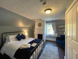 Deluxe Queen Room room in Stone Hearth Inn and Eatery