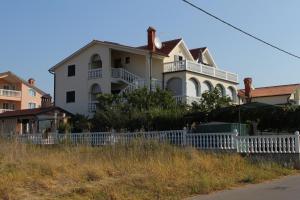 Apartments with a parking space Novigrad - 7037 