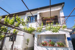 Apartments with parking space Porec - 7033