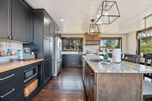 Altitude Adjustment- Panoramic Views, Sleeps 12