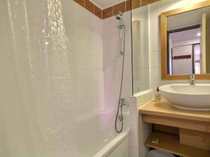 Appartement 2 pièces avec balcon, proche commerces - FR-1-455-219