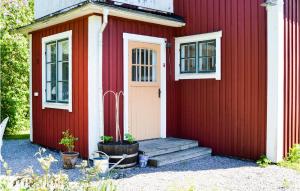 Awesome Home In Hallstavik With Wifi