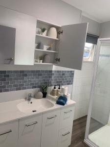 Morden 3 bedrooms house with office (Air-con)