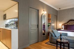 Premiere Suite room in La Clef Louvre Paris by The Crest Collection