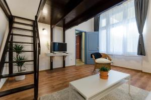 Quiet Cozy Apartment in Party Street e1