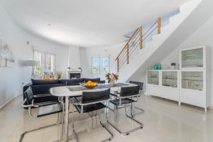 Modern villa with great location