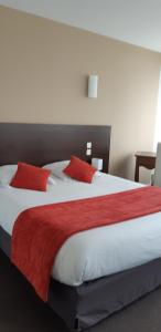 Hotels Logis Hotel Le Grand Cerf : photos des chambres