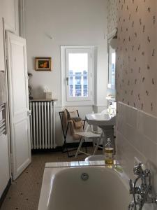 B&B / Chambres d'hotes Beautifully renovated rooms on Place New York : photos des chambres