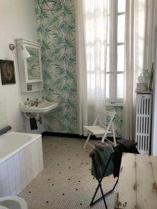 B&B / Chambres d'hotes Beautifully renovated rooms on Place New York : Chambre Lits Jumeaux avec Salle de Bains