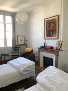 B&B / Chambres d'hotes Beautifully renovated rooms on Place New York : photos des chambres