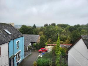 Cosy seaside town cottage with private garden