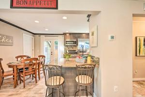 Near I-405 and 1 Mi to Dtwn! Kirkland Family Home