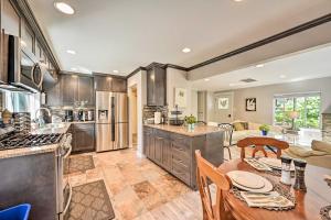 Near I-405 and 1 Mi to Dtwn! Kirkland Family Home