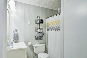 Enchanting Family House w Balcony < 3 Mi to WVU!
