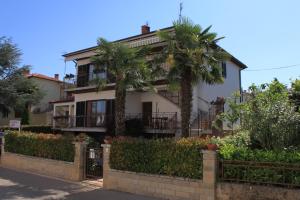 Apartments with a parking space Umag - 7666 