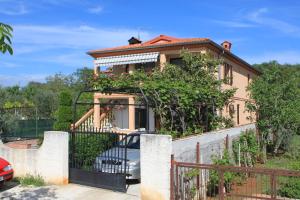 Apartments with a parking space Valbandon, Fazana - 2214 