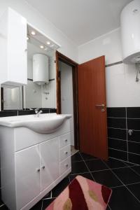 Apartments with parking space Valbandon, Fazana - 2214