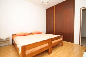 Apartments with parking space Pula - 7647