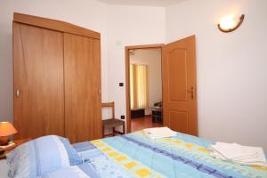 Apartments with a parking space Umag - 7666