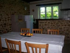 Maisons de vacances Gite Joue-l'Abbe, 4 pieces, 5 personnes - FR-1-410-128 : photos des chambres