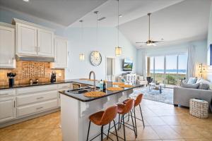 The Pelican Place - Amazing Views, Top Floor Condo