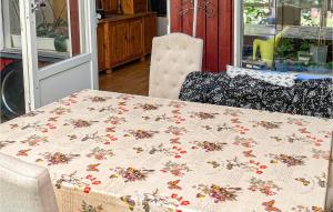 2 Bedroom Beautiful Home In Virsbo