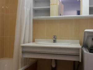 Appartement Skis aux Pieds, 4 Personnes, Balcon, Wifi Gratuit, Proche Commerces et Activités - FR-1-574-39