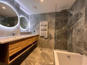 Appartements Appartement spacieux avec parking, spa, WIFI gratuit et billard - La Rosiere - FR-1-275-187 : photos des chambres