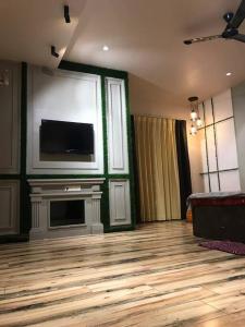 Entire Craftsman house with 2 Bedrooms kitchen and more