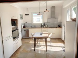 Maison plain pied 4 chambres, terrasse, jardin, parking, proche plagecommerces, Wi-Fi gratuite - FR-1-361-450