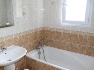 Maisons de vacances Maison avec Jardin proche Thermes comprenant Lave-linge et Lave-vaisselle - FR-1-541-47 : photos des chambres