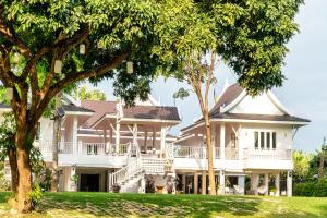 Phi Private Villa: Luxury Thai with Riverview
