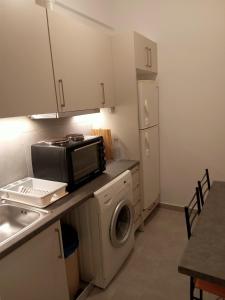 Cozy spot apt next to metro station .