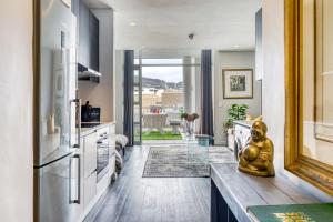 Backup-Powered Classic Luxury Apartment