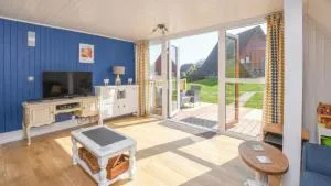 Foxes Sea Side Retreat Deluxe Chalet is a lovely holiday home tucked away on the Kent Coast - St Margarets at Cliff