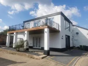 Tallets Apartment with Balcony & Parking - Tredington