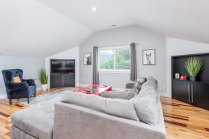 Old Lytle Cove Rd - Upper Unit