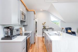 Old Lytle Cove Rd - Upper Unit