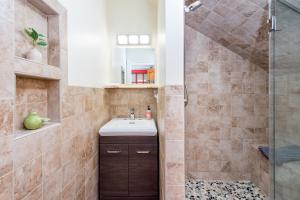 Old Lytle Cove Rd - Upper Unit