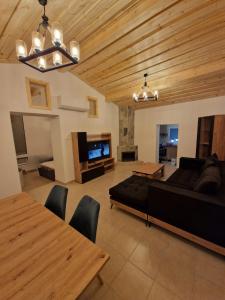 Aprosmeno Jacuzzi House 4