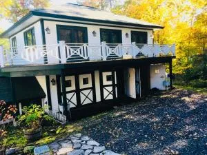 Waterfront Splendor in the Woods - أيرون ماونتين