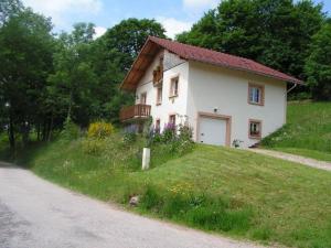 Chalet spacieux avec balcon, WiFi gratuit, proche lac et station de ski - FR-1-589-140