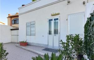 Beautiful Home In Siracusa With Kitchen