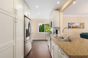 LOVELY 3 bedroom PORT MOODY spacious home 6 people free parking