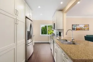 LOVELY 3 bedroom PORT MOODY spacious home 6 people free parking - Barnet