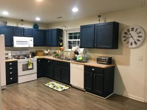 Walk to the Beach with Deck, Fireplace, BBQ Grill, Boat Ramp & Office