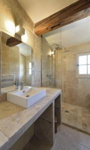 Villages vacances Les Garrigues de la Vallee des Baux : photos des chambres