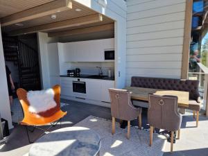 Naava Chalet Loft 303 - kaksikerroksinen lasiseinähuoneisto järvinäköalalla