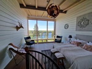 Naava Chalet Loft 303 - kaksikerroksinen lasiseinähuoneisto järvinäköalalla
