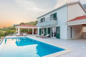 Secluded house - guaranteed privacy - heated pool - Klis Kosa